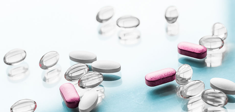 Symbolbild für medikamentiöse Behandlung: verschiedene Tabletten und Pillen
